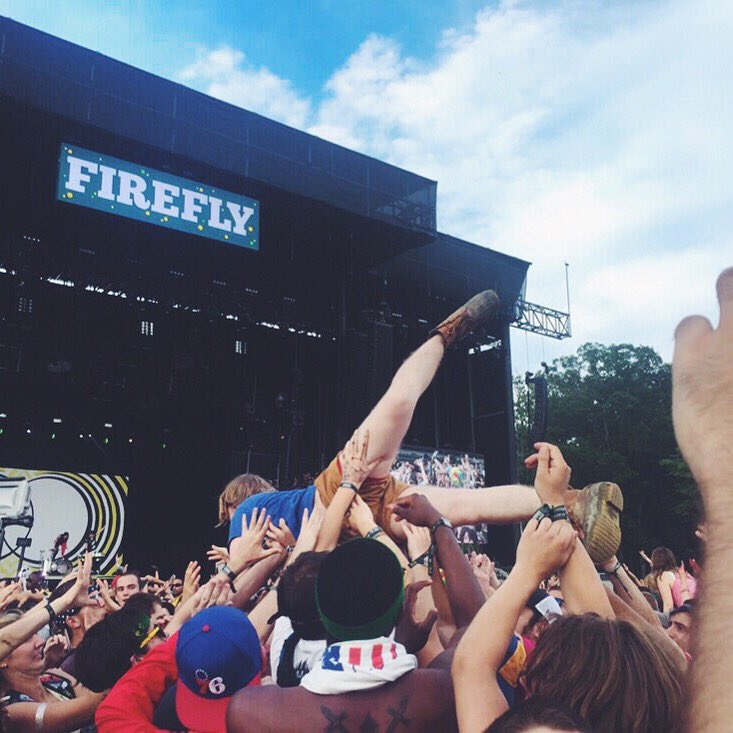 NicholasBirtles's tweet photo. Probably the only place where I can crowd surf in @Chubbies and @LLBean boots #WhyIFirefly 🌲 https://t.co/BYjmb6kp3p