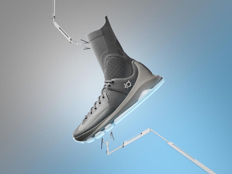ThunderNationCP's tweet photo. The newest pair of KD 8 come with a compression sock extending up the leg. https://t.co/ln69yZGkDS