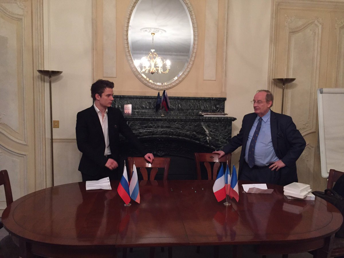 CocardeEtud's tweet photo. Le président @MaxDvchl introduit l'ancien député gaulliste @yvanmichelblot #UE #ConfCocarde https://t.co/hnEbCQZsGk