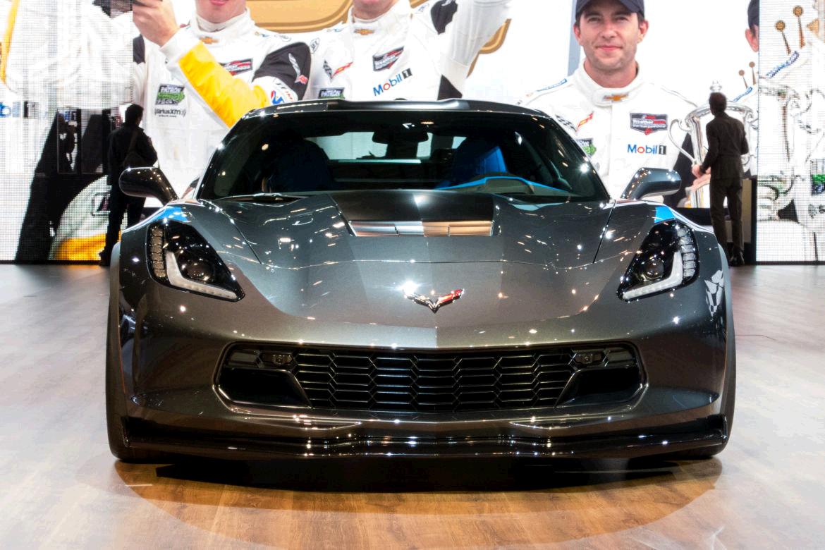 carsdotcom's tweet photo. The 2017 #Chevrolet Corvette Grand Sport is here and it's a looker. #GenevaMotorShow https://t.co/mEpcSKZcOb https://t.co/VK0SjsSG6x
