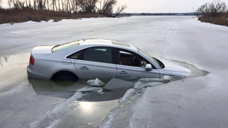 CBCToronto's tweet photo. Lake Simcoe ice not safe, police warn after 2 escape sinking car https://t.co/tatDWIKBh6 https://t.co/R7SQ8q291M