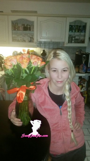 Danke an mein lieben User, der mir die schicken Blumen zugeschickt hat. Habe mich mega gefreut *k&uuml;sschen<a href="/tag/sexyjenjen"class="tags"><span>#sexyjenjen</span></a>
