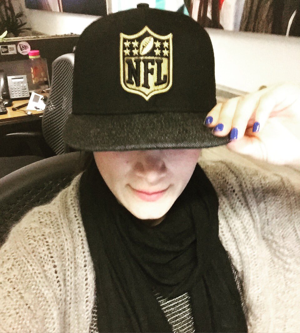 vicaserrano's tweet photo. #martesdegorrita @LEVIS #LimitedEdition #SB50  #superbowldeoro #leviscollaboration #SuperBowl #girlswithcaps https://t.co/wBUJAr9WAj