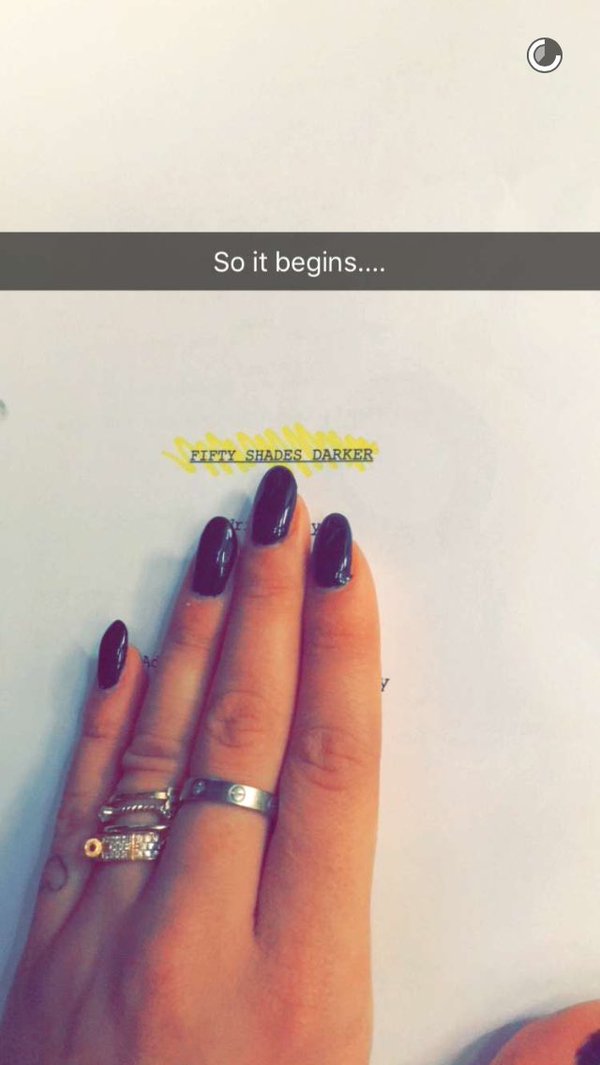 50SombrasSpain's tweet photo. ¡Rita Ora acaba de publicar esta imagen de su ejemplar del guión de #50SombrasMásOscuras vía Snapchat! https://t.co/nrKb5W9Zsr