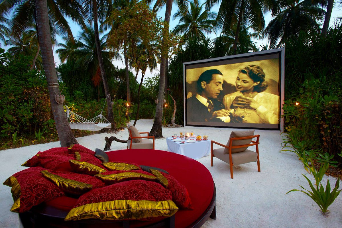 LuxuryGrade's tweet photo. Beach Cinema! https://t.co/QFUjoSLFF2