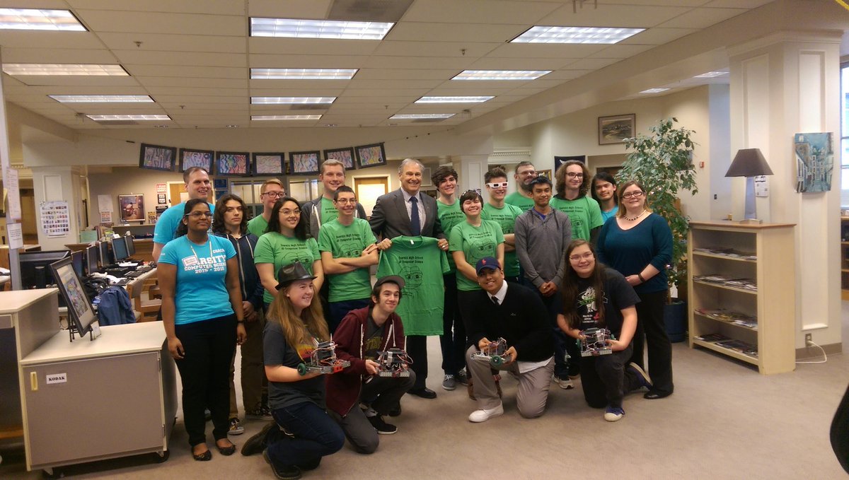 OzsomeRobotics's tweet photo. Meeting Governor Inslee to discuss STEM programs at Everett High!  @GovInslee @EverettSchools https://t.co/EZE1yZj60B