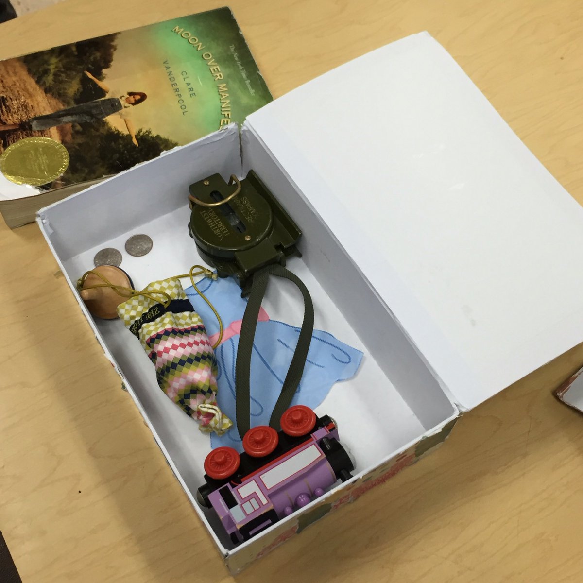 MsDoudslearners's tweet photo. Celebrating #MoonOverManifest with our own Memento boxes #WeAre44 #MadisonBulldogs https://t.co/hyMIRnilIu