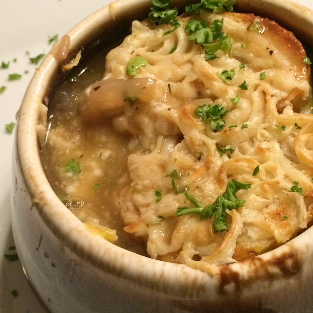 ZengarryVeg's tweet photo. Ooo la la. French Onion Soup made vegan with #zengarry Gruyere cashew cheese https://t.co/e4V4OlIB3v https://t.co/neHIY0MTCZ