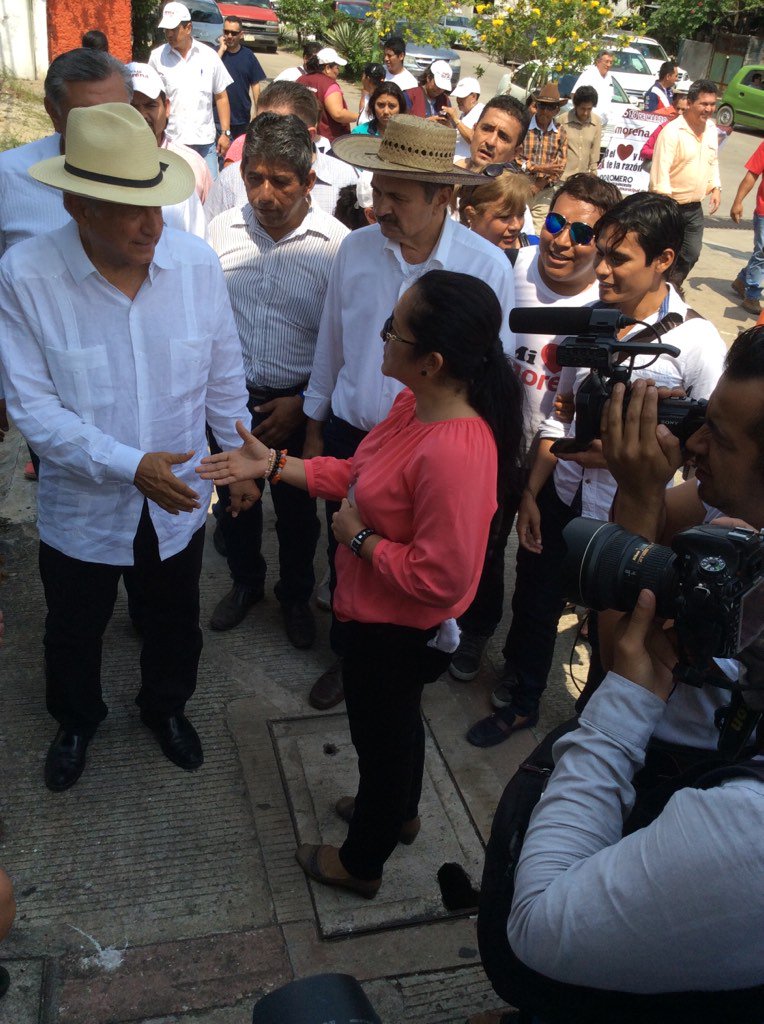 OctavioRomero_O's tweet photo. En la col. 1o de Mayo con @lopezobrador_ invitando a más ciudadanos se nos unan para sacar adelante a #Centro https://t.co/HfnRgFYDb7