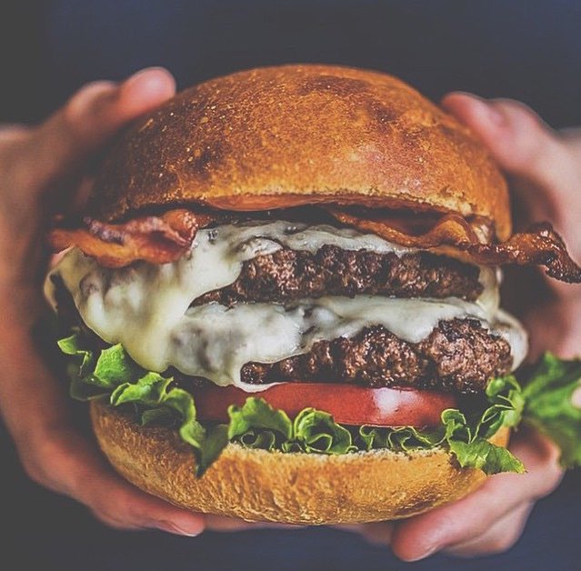 BlueLeafTea's tweet photo. Cheat day heaven🍔🙌🏻 #cheatday #food #gym #training #fit #tasty https://t.co/8Z9vgGjyv3