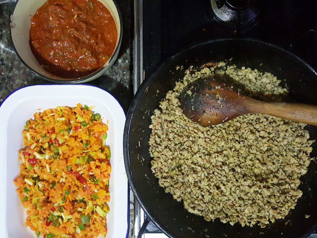 Kitchnbutterfly's tweet photo. Dinner - minced chicken wraps with carrots & peppers. Enough for lunchboxes tomorrow #RevolutionChallenge https://t.co/csf0K4dGyR