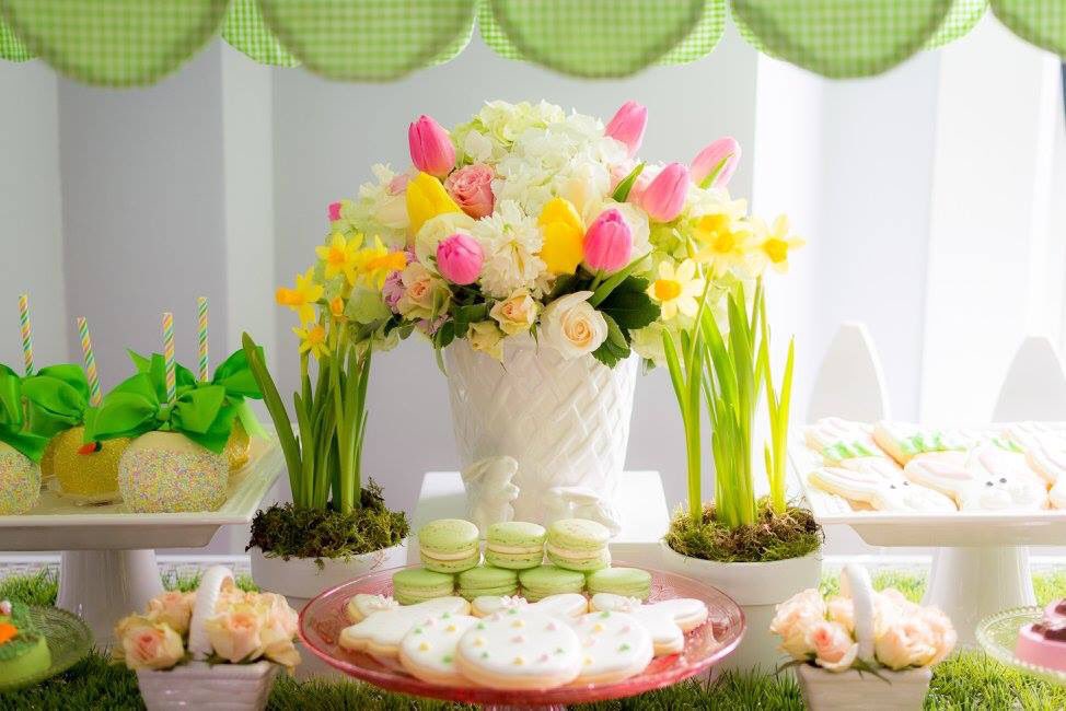 Another shot of the Bunny Brunch and beautiful florals from @lesliehartig_floraldesign.