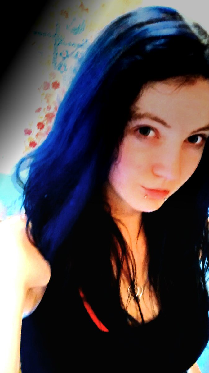 GeorginaNeale's tweet photo. Gone blue bitches :) #bluehair #bluehighlights #newhair #lovingit #bluemania #cookiemonsterblue https://t.co/3bXdu7wwYi