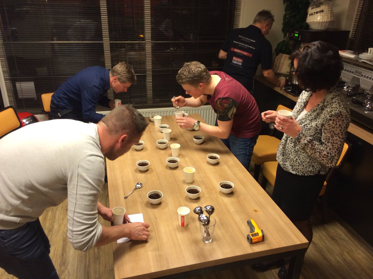 Cuppen met <a href="/baristabrothers/">Barista Brothers</a> <a href="/Rondewit67/">Ron de Wit</a> <a href="/Espressokit/">Espresso kitchen</a> <a href="/detippe/">De Tippe</a> <a href="/BonneBellaOost/">BonneBella Events</a> <a href="/moccadorman/">@moccadorman</a> #dctc
