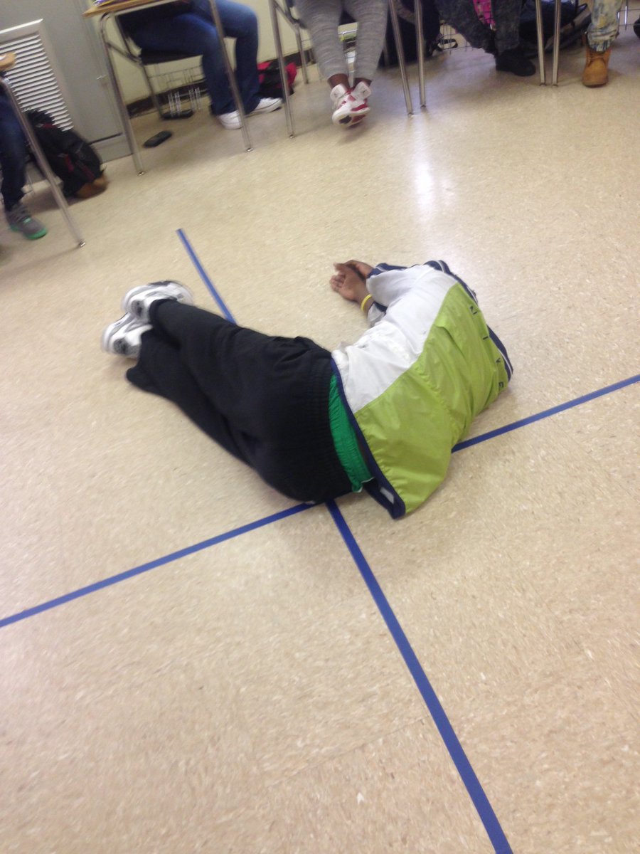 CoachMcKelvey12's tweet image. When math comes ALIVE! #humanparabola #quadraticfunctions #graphonthefloor #FMSGriffins