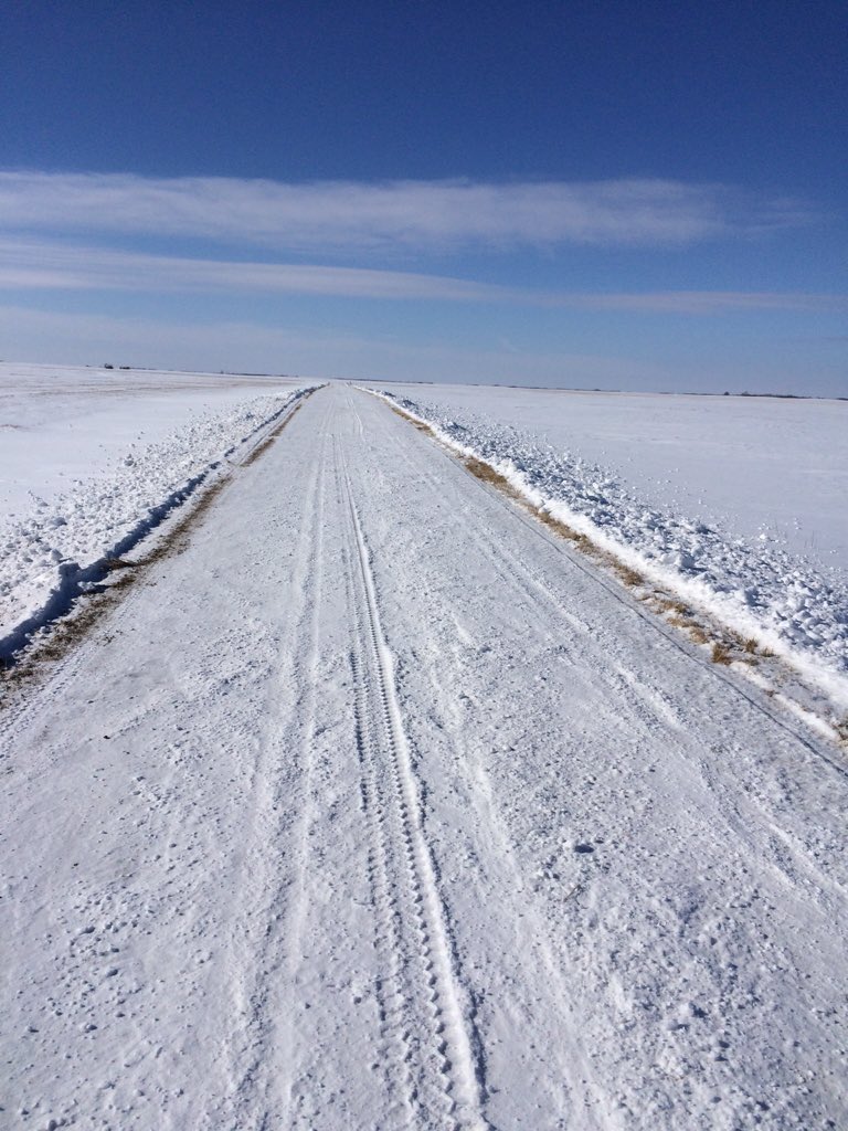 tallis_leah's tweet photo. One of the many perks of country living-our fabulous neighbour plowed our lane! π#mysnowhero #countryliving https://t.co/gQVfuAFgWl