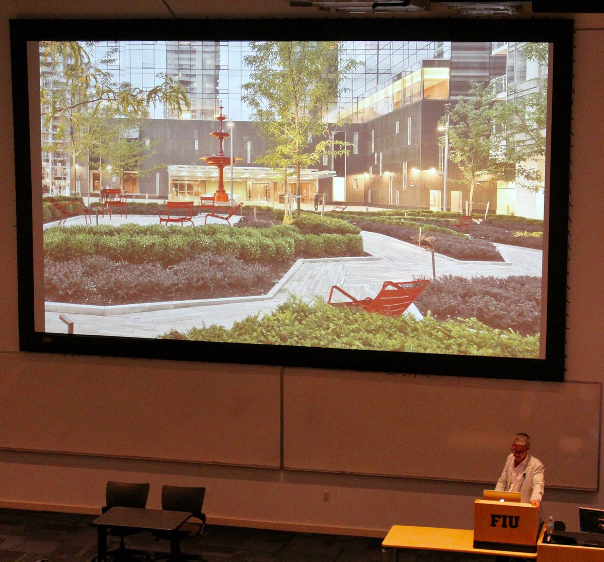FIULandscape's tweet photo. DOGSCAPE, lecture by Marc Hallé #landscape #architecture #design #urban #dogscape https://t.co/fTg8qYRUMI