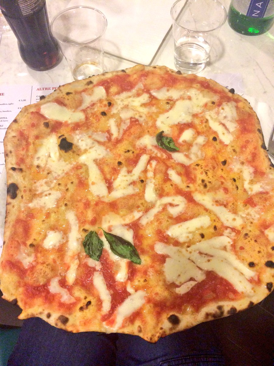 francescacheeks's tweet photo. E dopo aver mangiato questa bomba 🍕💣 ciao a tutti proprio.  #napulèmonamour CI RiVEDIAMO IL 20! https://t.co/baAkQt1Uqi