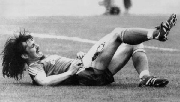 fotobol's tweet photo. Las 25 peores lesiones de la historia del fútbol https://t.co/mxKgTdX0t6 https://t.co/uxI1UxSME5