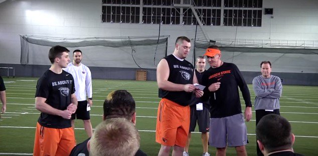 BleacherReport's tweet photo. Oregon State coach creatively surprises walk-on safety with a full-ride scholarship https://t.co/Mk13G8bgUY https://t.co/bKRxdCIXPw