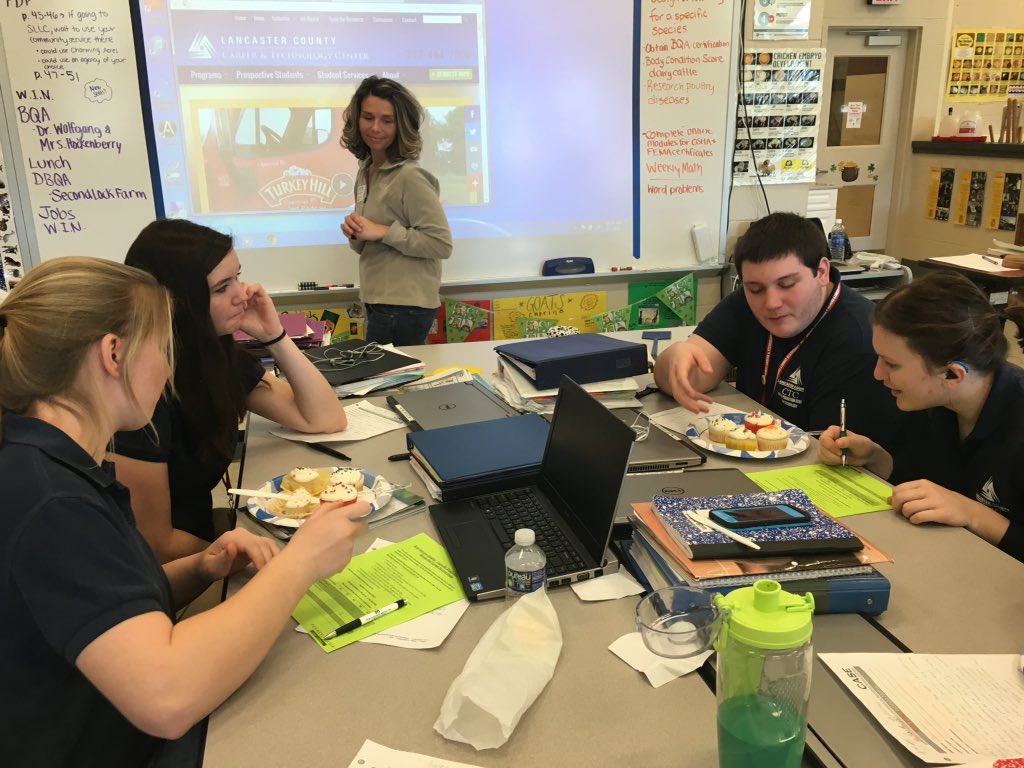 LCCTCFFA's tweet photo. Who knew Beef Quality Assurance training could be so tasty? Cupcakes may not be beef but prove a point. #APST2k16 https://t.co/WaNpVDUBs2