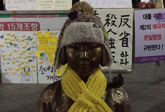 Schalom1004's tweet photo. 박근혜 정부는 초등학교 6학년 새 학기부터는 위안부 라는 표현이 성적인 문제가 있어 교육에 부적절하여 여가부의 의견을 수렴해 교과서에서 확 빼기로 했습니다 위안부 문제는 여성인권의 문제이지 성교육이 아닙니다 https://t.co/oTWmXTYx9B