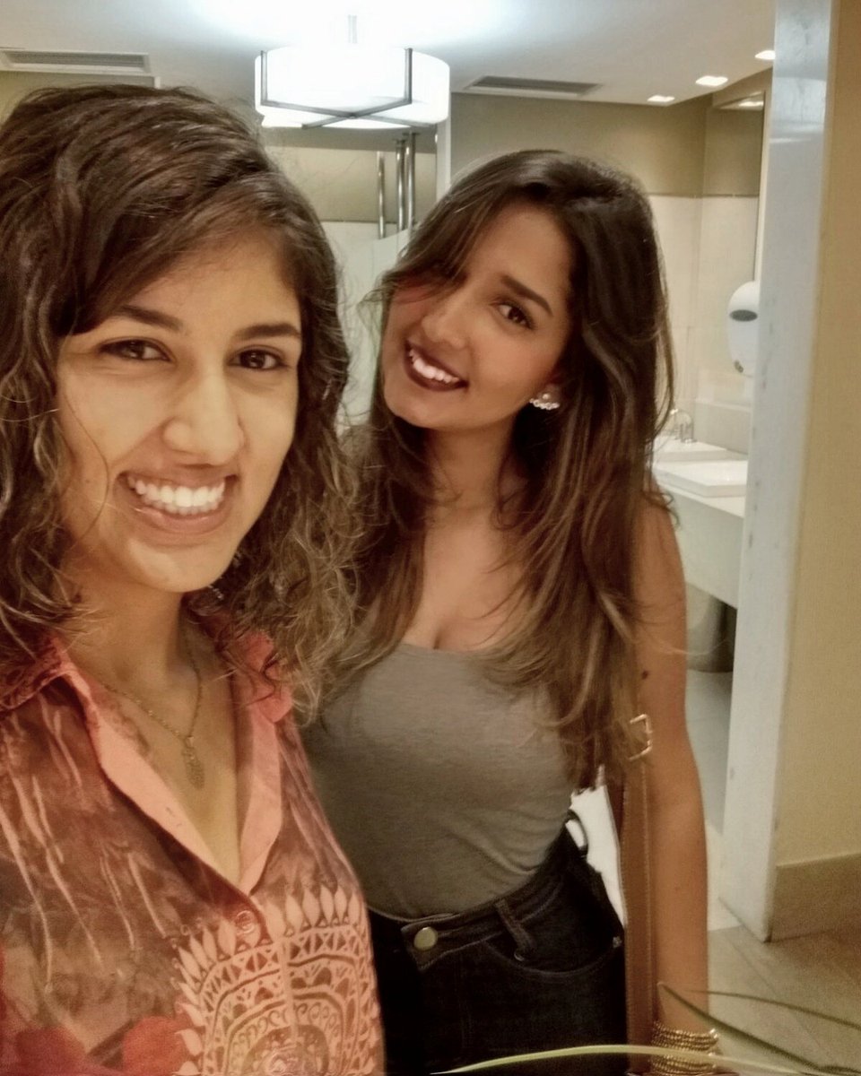 ahmandaNunes's tweet photo. O que dizer dessa linda @maariigonz que ta sempre cmg? 
#MeuNiver #Almoço #shopps #Diamond #melhorPresente #Amiga https://t.co/rnPpvluhVX