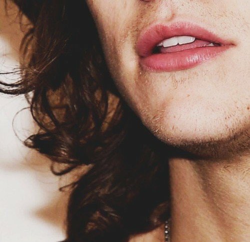baloolwt's tweet photo. Louis gets to bite these lips https://t.co/G3nqj89hXG