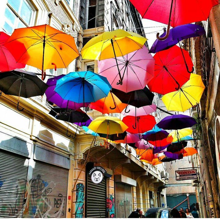 ColorWConf's tweet image. Choose to find the color in your life even on the rainiest days!
#designwithconfidence #vancitybuzz