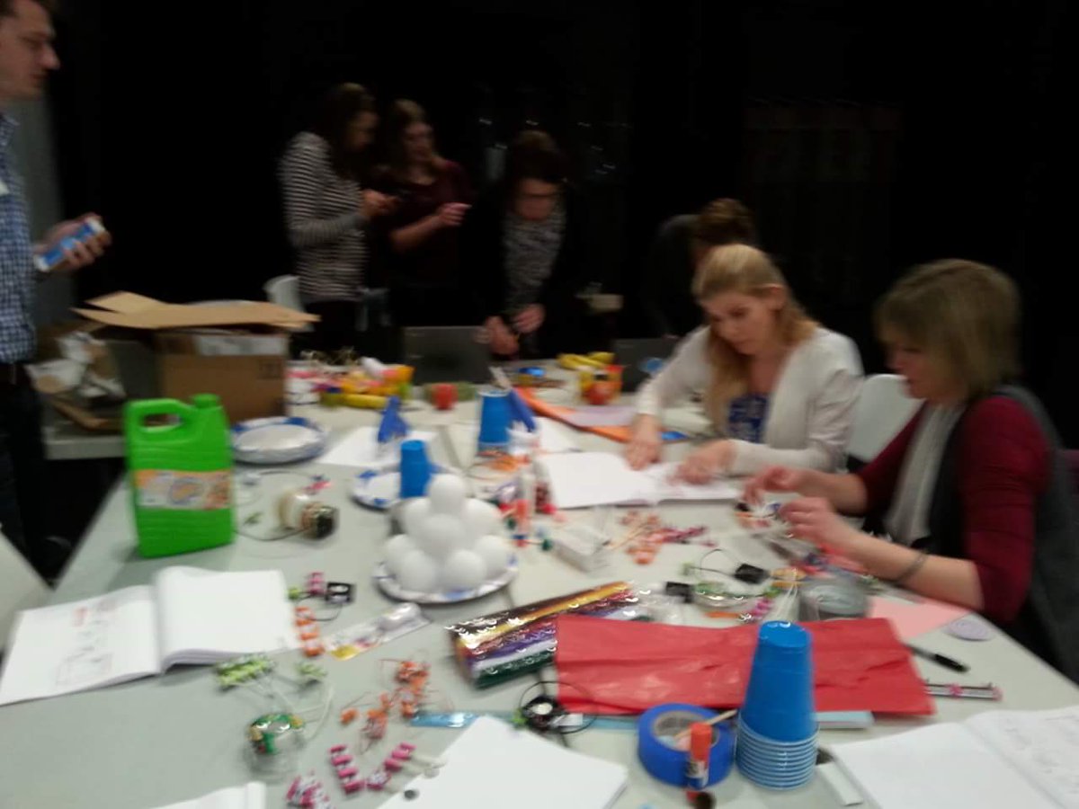 jensunstrom's tweet photo. #edutech #makerspace workshop in Grafton! #littleBits #RaspberryPi3 #makeymakey https://t.co/uXvusM7ziF