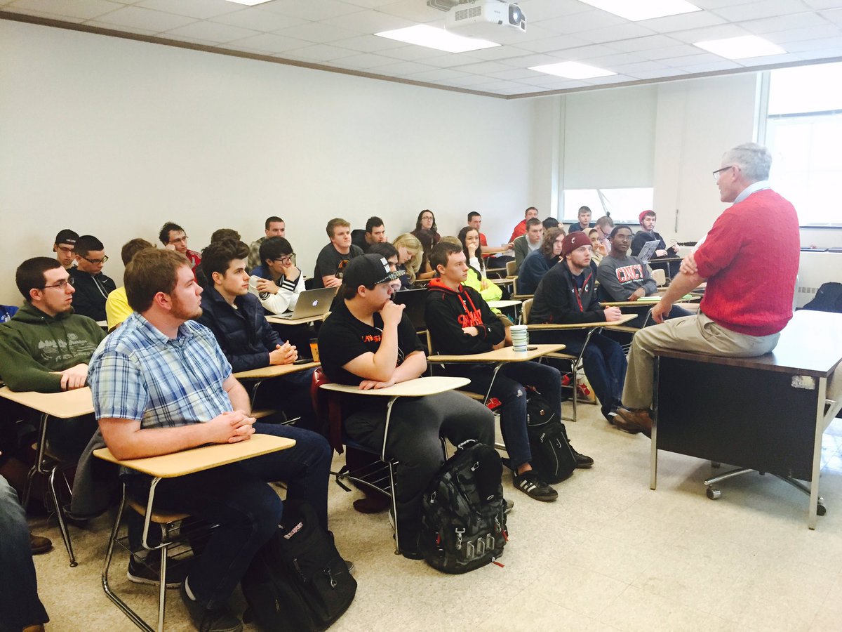 CincyCSA's tweet photo. It was an honor to talk to freshmen from @uofcincy abt #bestjobincincy ! Thx @UCProPEL for the invite. https://t.co/VWQdLT1zHf