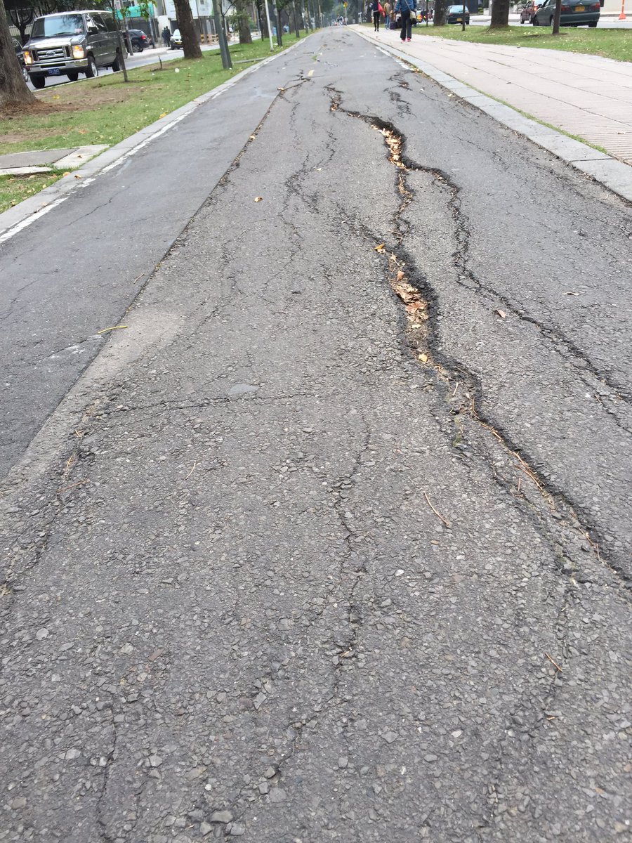 Antes de regañar a un ciclista por no utilizar una ciclorruta, primero fíjese el estado de las ciclorrutas