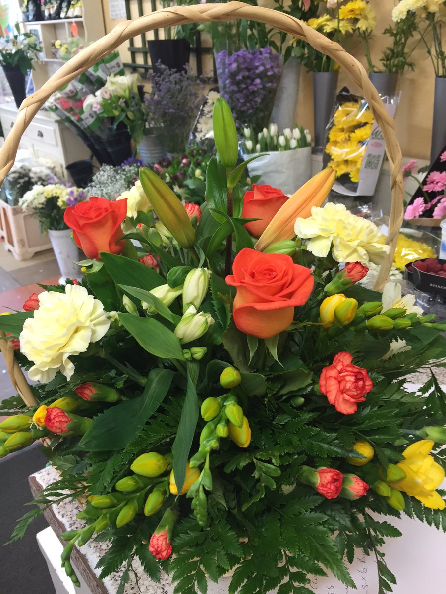 Remember to order your #fresh #flowers for #Mothers Day @garforth grocer
