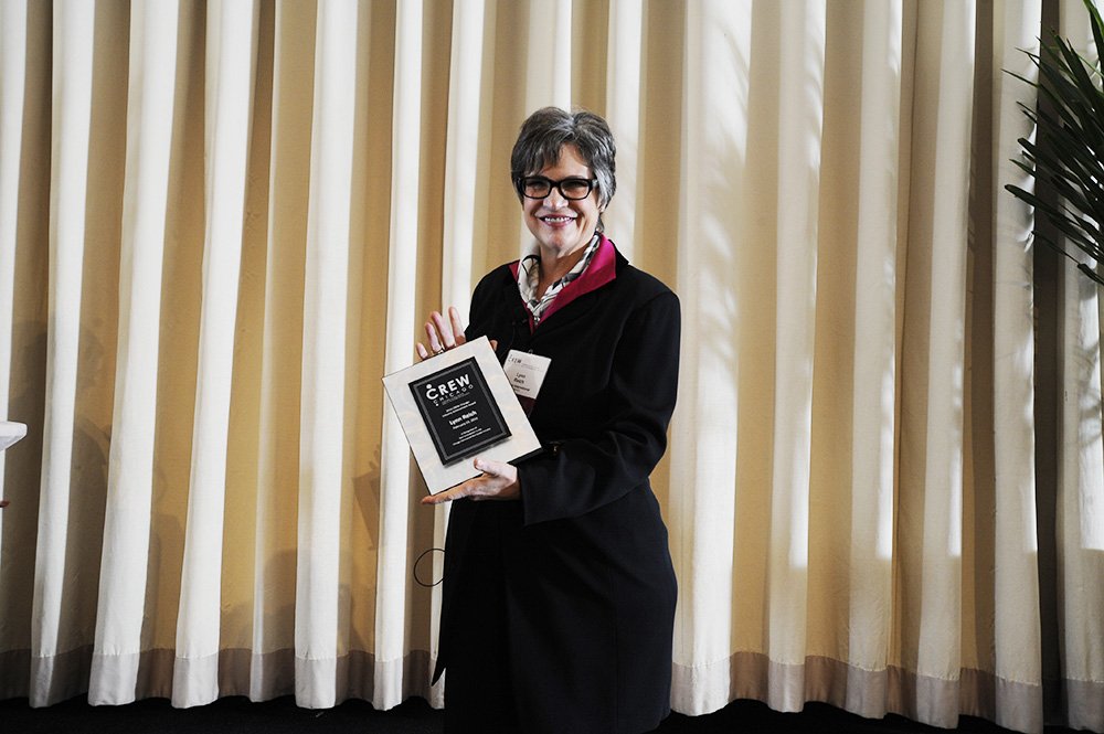 SIORglobal's tweet image. SIOR Past President Lynn Reich receives the 2016 CREW Chicago Leadership Award. We are so proud! Congrats @lynnreich