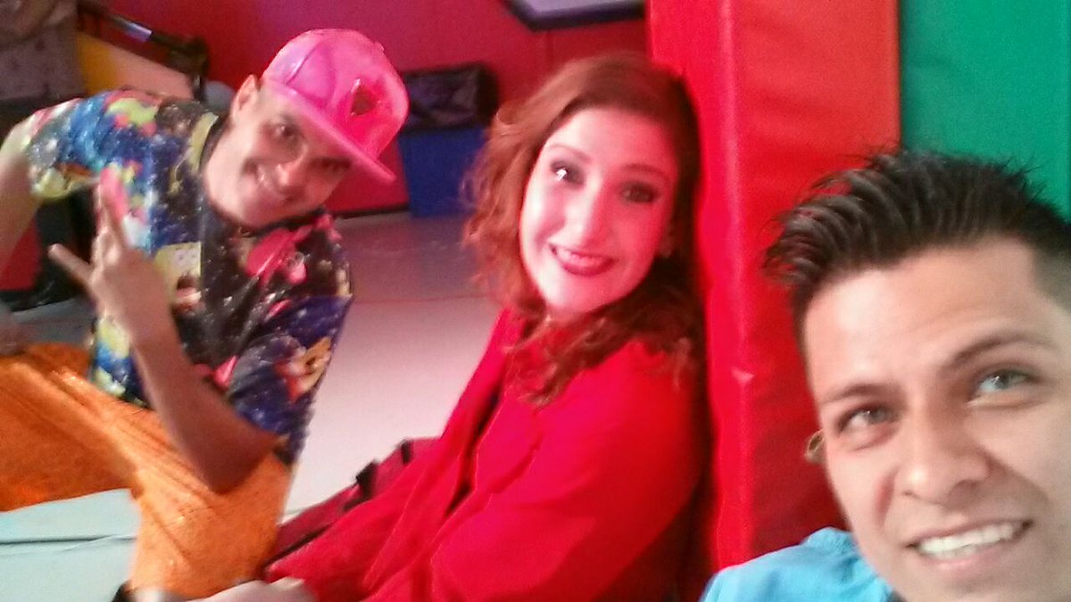 LliganyO's tweet photo. #ElMundoDeLasEstrellas visitando #Destardes 😅💃 @elshowdehector @_andresconde https://t.co/tCq2CVpbTH