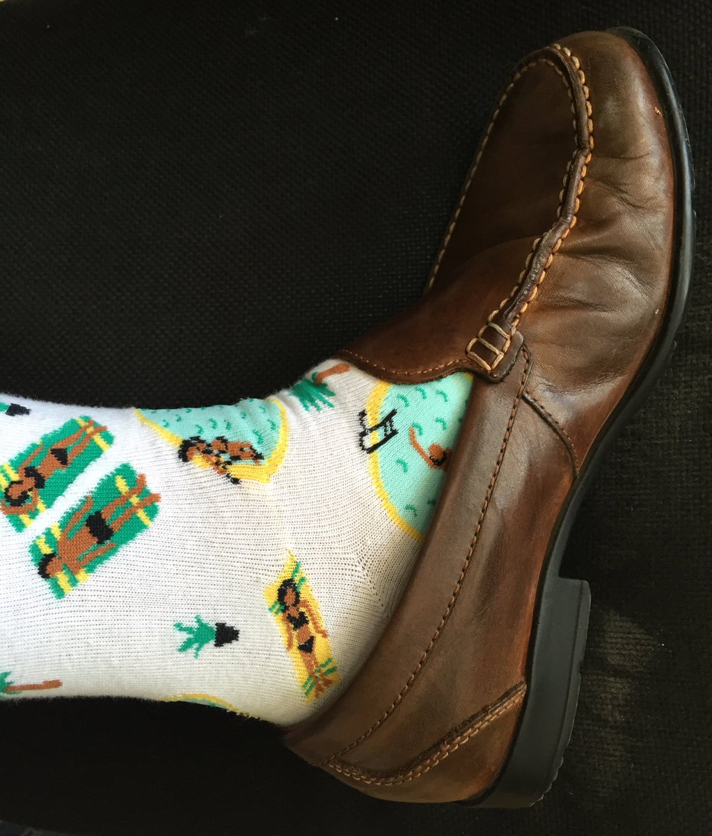 Souzacaustica's tweet photo. Ahí te encargo mi teacher... #mataestos #lavacacion #socks #losdeldia @lopezdoriga https://t.co/zdIGbDjrjK