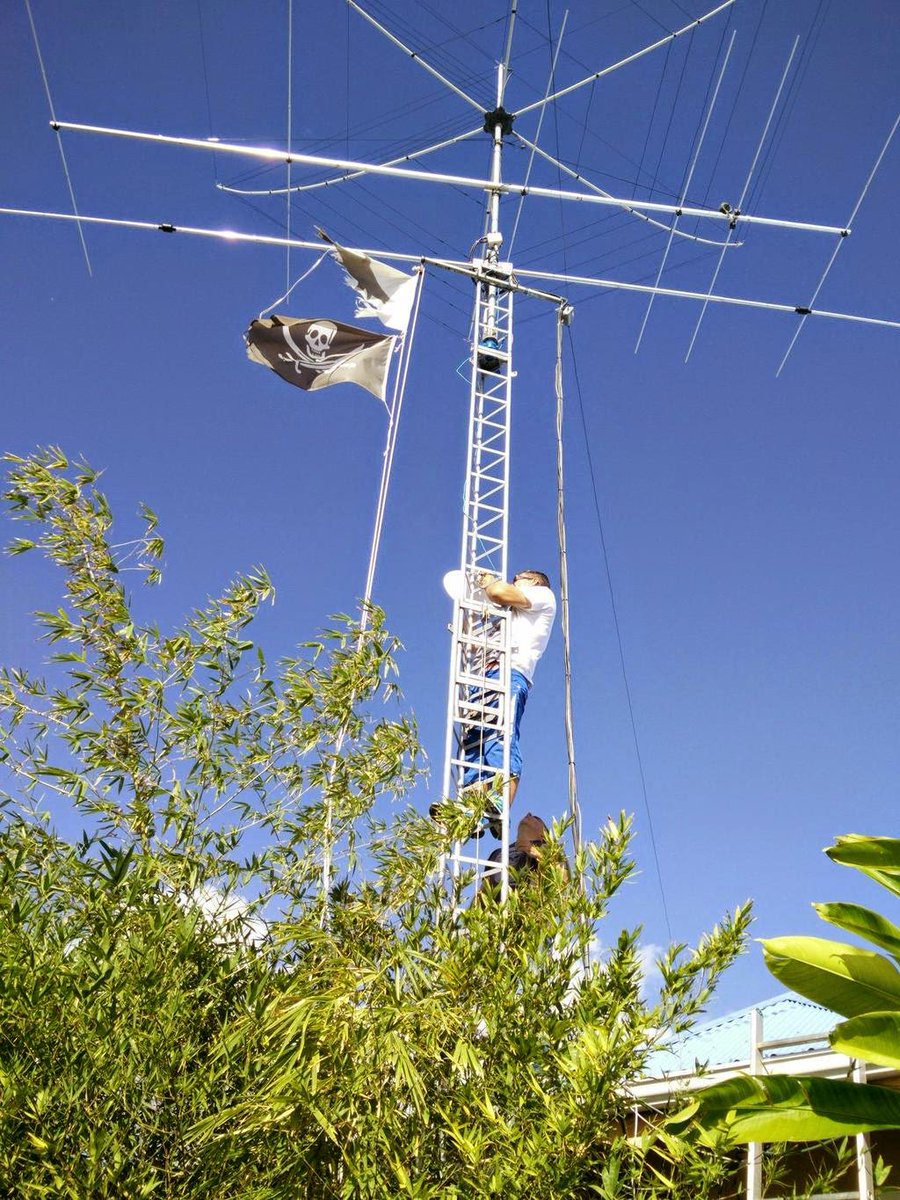RatZillaS's tweet photo. Étape 2: Rétablir les communications radios et réseaux https://t.co/HH1wHZEMyJ Soutenez #CaribeWave2016 https://t.co/2TpuhB6ajN