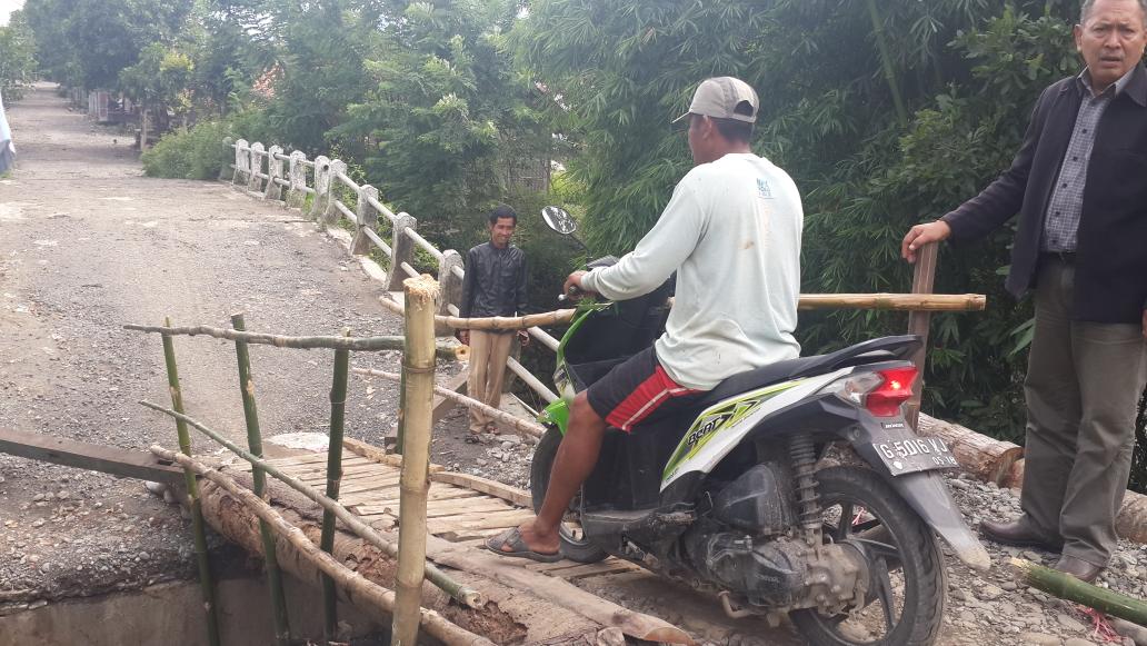 Jembatan kamal 3 Kec. LARANGAN dapat dana bantuan tanggap darurat.