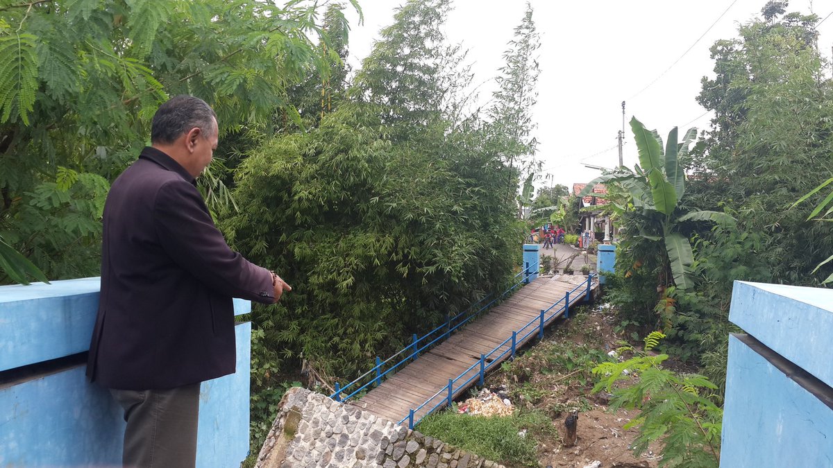 Jembatan dibangun belum 2 tahun sdh ambruk. Ciampel-kersana.