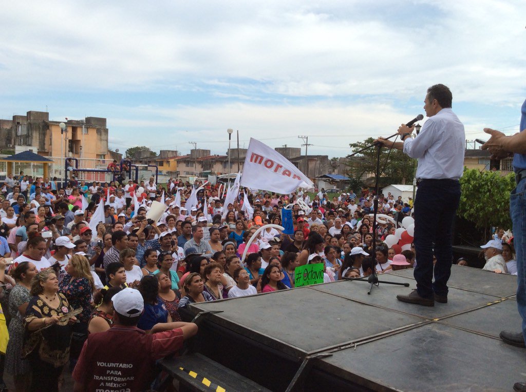 OctavioRomero_O's tweet photo. Ya estamos en fracc. Las Rosas, con @lopezobrador_ presentando a vecinos propuestas para sacar adelante a #Centro https://t.co/gAySDljvBF