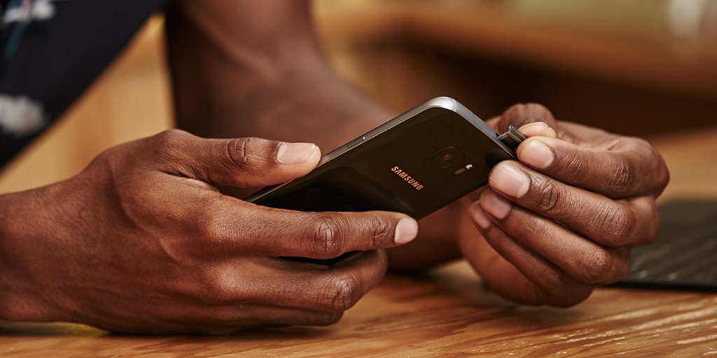 SamsungMobileSA's tweet photo. A million feelings.
A thousand thoughts.
A hundred memories.
One #GalaxyS7.
https://t.co/GX5xqHEWrI