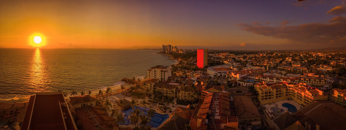 marcodimauro's tweet photo. Gracias @tere_marmolejo, Elvira Moncayo,Agustin Á.Valdivia @PVvisit x recibirme a este maravilloso lugar P.Vallarta https://t.co/MH7wQrS6rI
