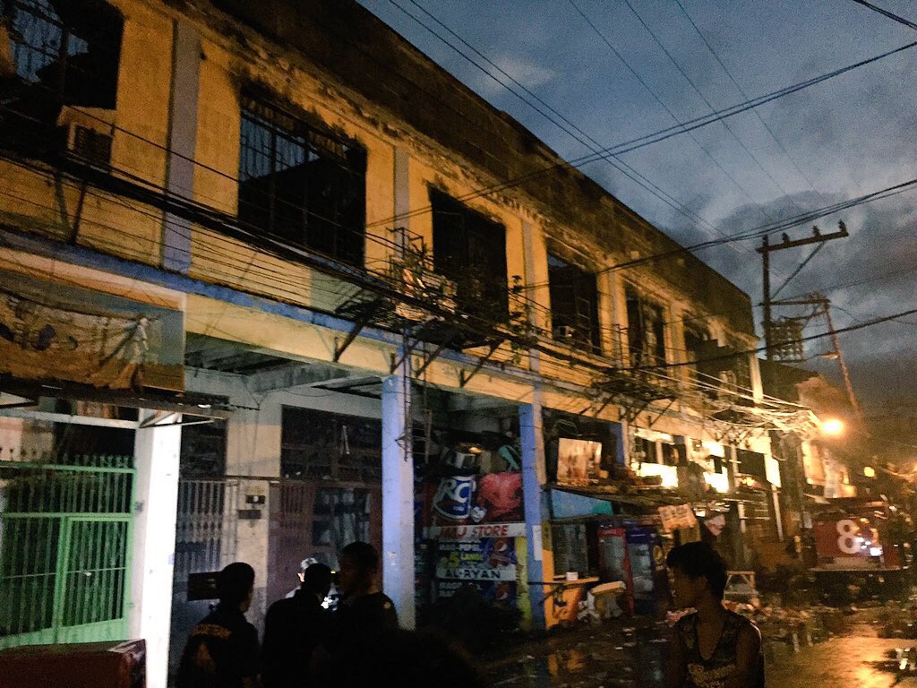 JohnsonManabat's tweet photo. Sunog sa Arlegui St., Quiapo, Maynila, umabot sa halos 10-oras bago idineklarang fireout 4:54AM kanina. https://t.co/tfyScj5gIw