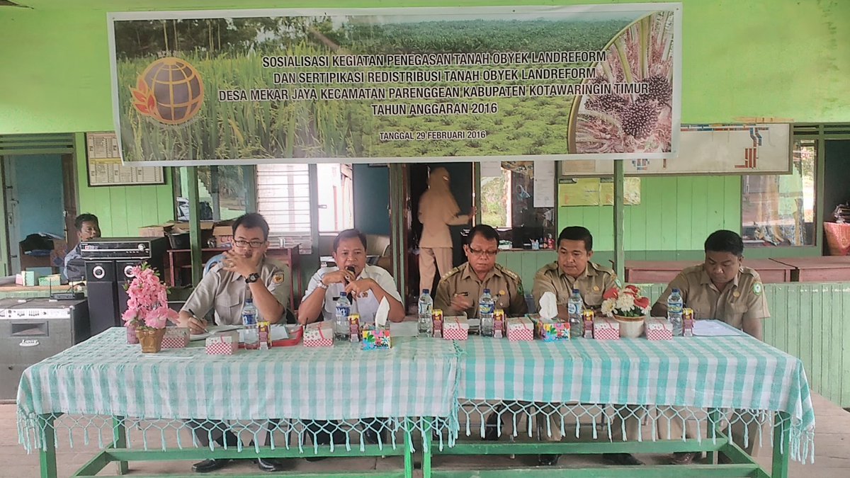 ATR_BPNKOTIM's tweet photo. Sosialisasi keg. Redistribusi TOL 2016
Desa mekarjaya Kotim
@atr_bpn @TheOfficialFMB @bpn_kalteng 
@DoddyCholid https://t.co/ONLOLoVIie
