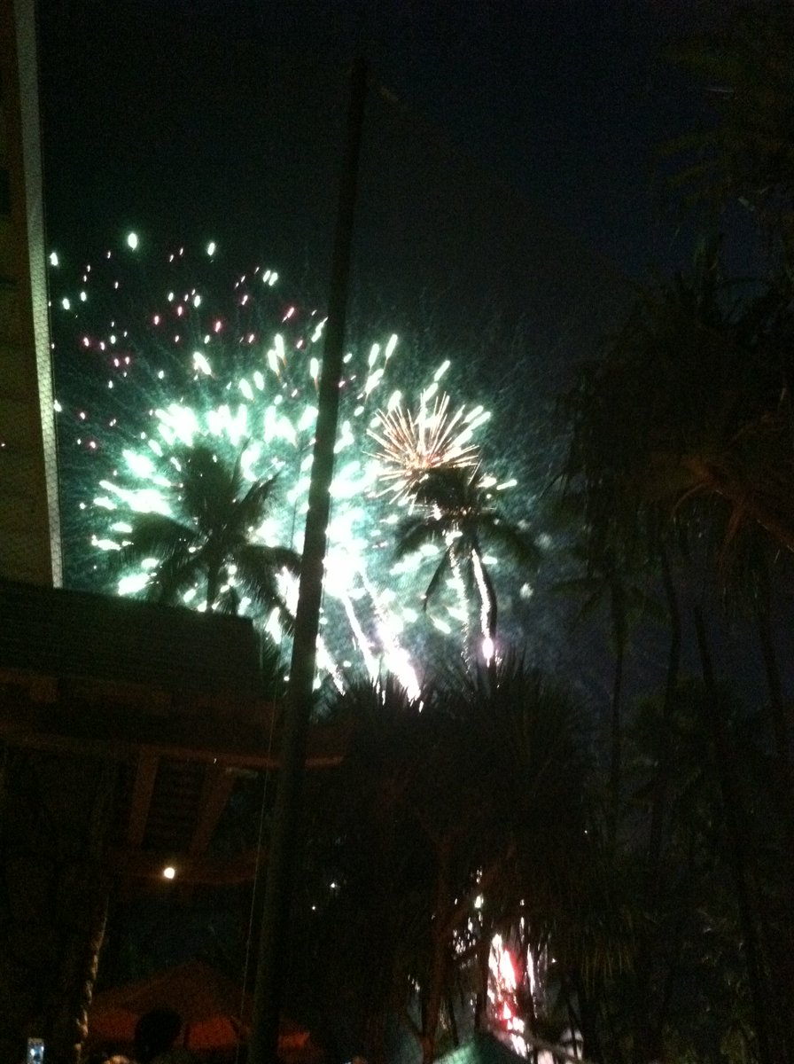 BayouCakes's tweet photo. Aloha Friday! The most festive way to start your weekend in Hawaii.  #WhyHawaii  #HiltonHawaiianVillage https://t.co/4V1KUozjAE