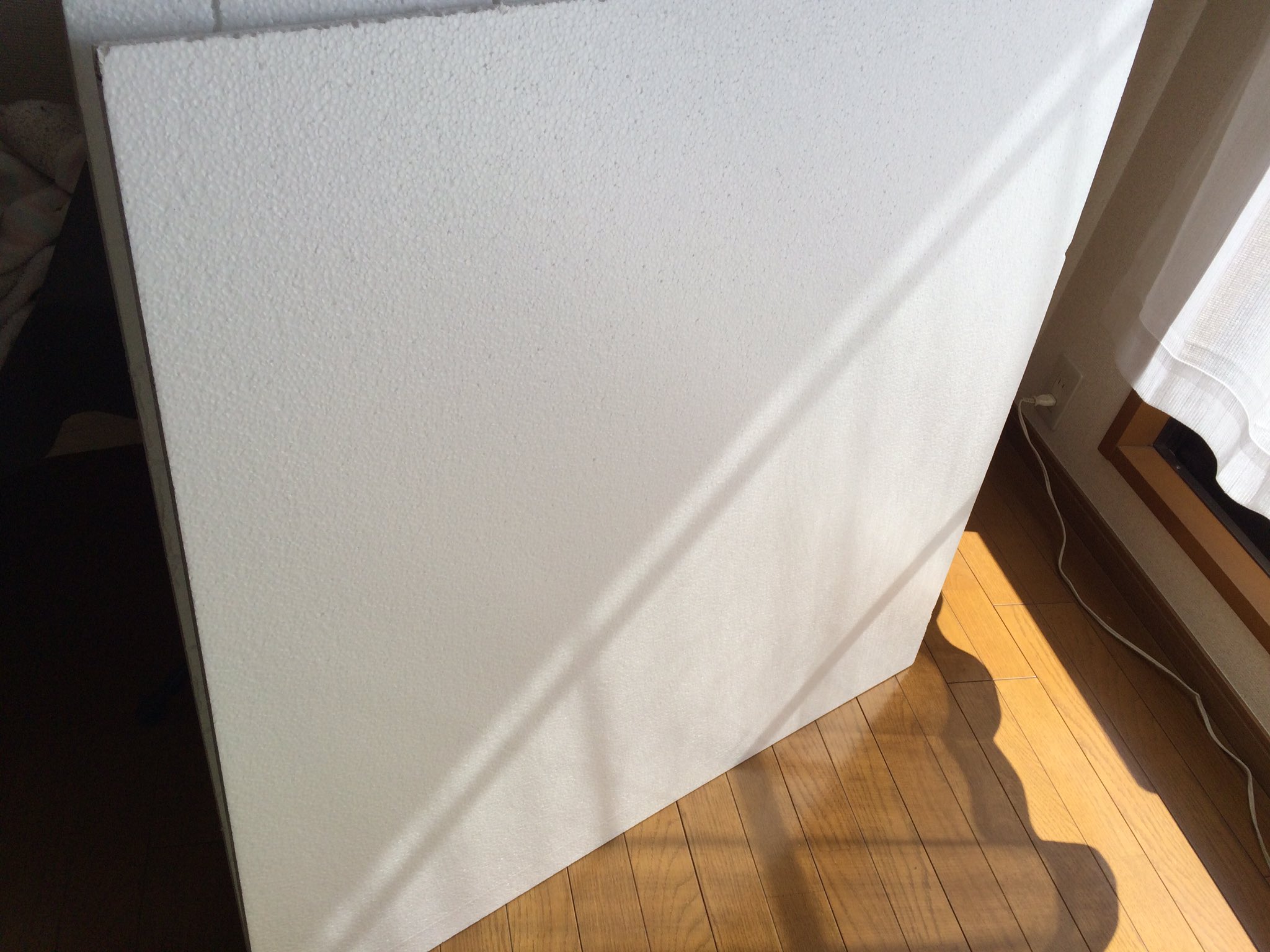 渡邊シン 作業部屋diy改造計画 壁が寂しいのでレンガ風にしようと ホームセンターで発泡スチロール板を買ってきて 半田で溶かしていきます するとこんな味のある良い感じになりました これから目地剤を塗って質感出して エイジングしていきます