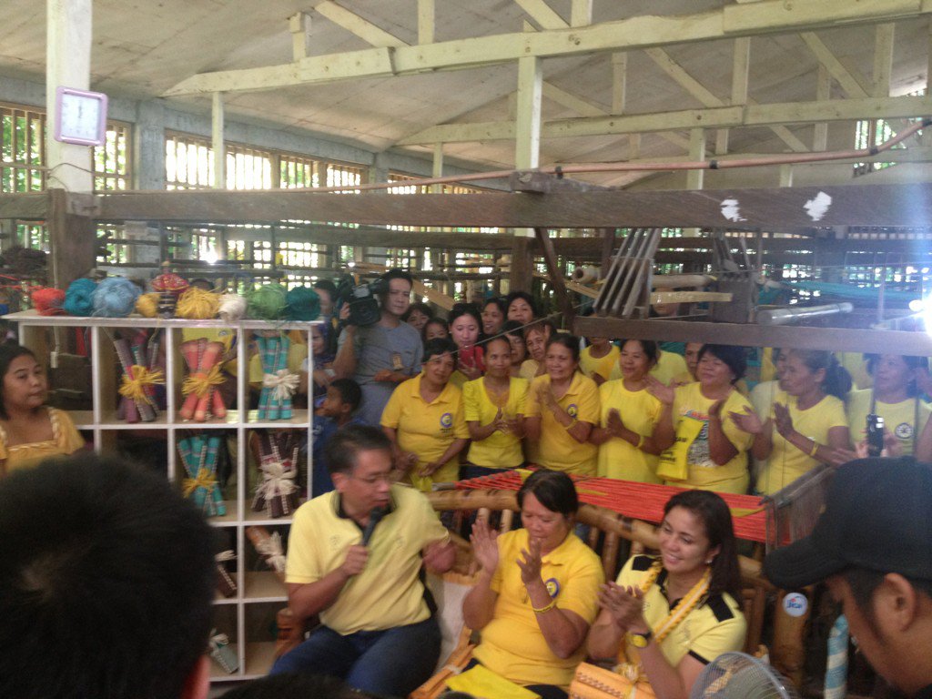 jayruiz_2's tweet photo. Mar Leni visits weavers in Tubigon, Bohol https://t.co/kgRr4jfZcX