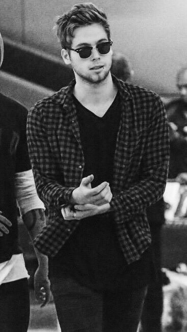 I walk this empty street On the Boulevard of Broken Dreams Where the city sleeps I'm the only one and I walk alone