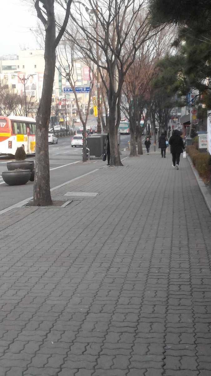 sujin2dong's tweet photo. #성남시 #수진2동 
매일 어김없이 아침 7시 반이 되면 성남대로
길이 항상 깨끗해집니다. 

그 이유는 바로 실버 환경지킴이 분~👴

매일 아침마다 깨끗하고 밝은 기분을 느끼게 해주셔서 감사드립니다. 😄 https://t.co/KpBJ8bER6c