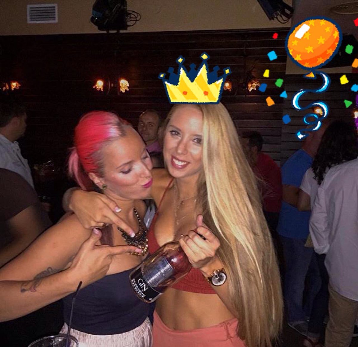 PatriciaTojar's tweet photo. Felicidades rubia bonita ? Me queda alguna otra red social ???❤️😽🎉 @aleortiz_ https://t.co/WvYRQv8Rid